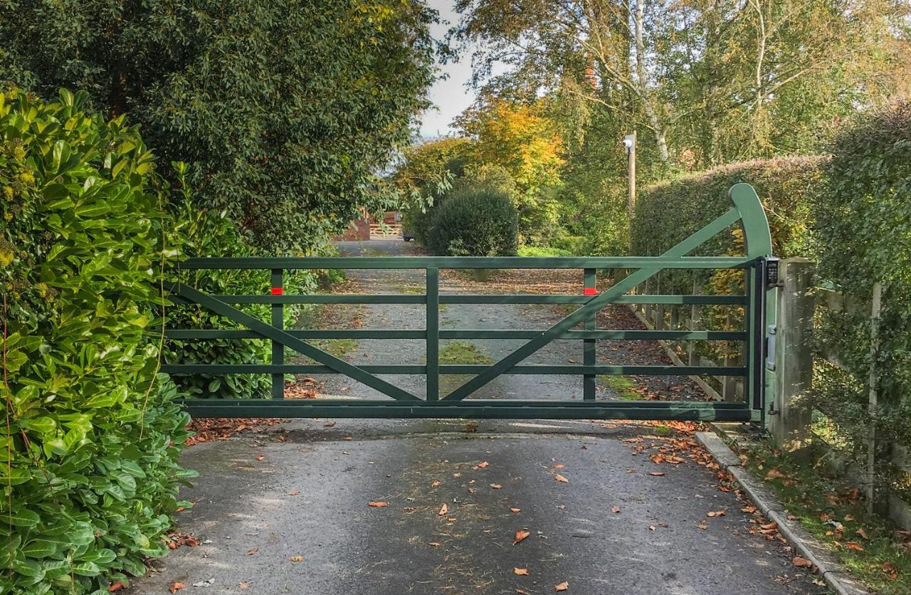 Hollies Farm B&B Wrexham Eksteriør bilde